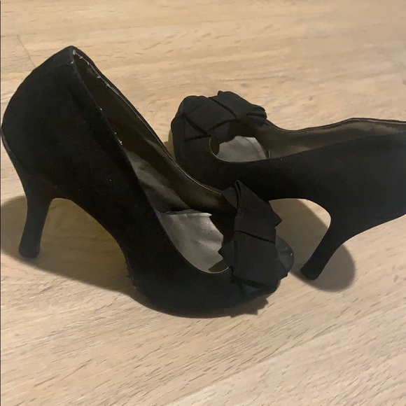 Black laced pumps - Picture 3 of 9